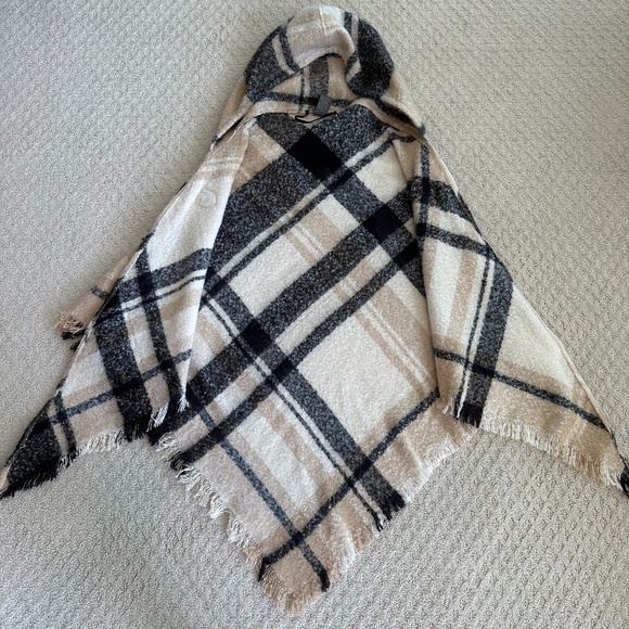 Vince Camuto Elegant Hooded Plaid Topper/Poncho Black/Ivory One Size NWOT - Picture 11 of 11